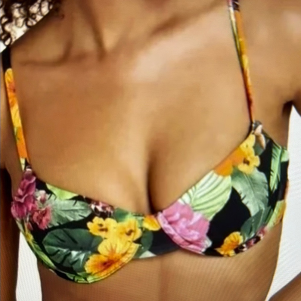 Andie luxury swimwear Tropical “The Bermuda” Floral Bikini top size medium -NWT
